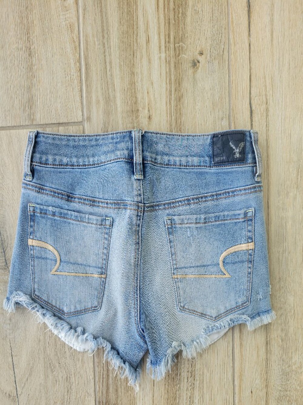 American Eagle Light Wash Distressed Cutoff Denim Shorts – Size 6 - Picture 2 of 4